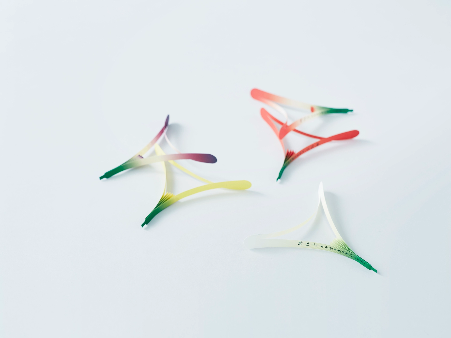 空中で咲く紙の花<br>興福寺中金堂落慶法要散華まわり花