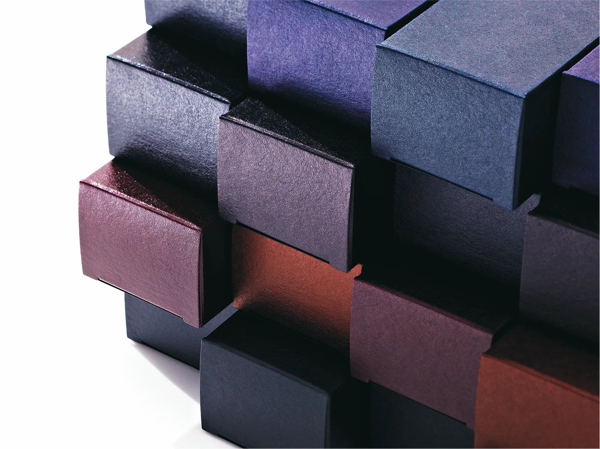 黒気包紙に単色印刷を全面にかけることで、さまざまな表情が出る。 上段からシアン、スミ、マゼンタをかけている（最下段は印刷なし）。