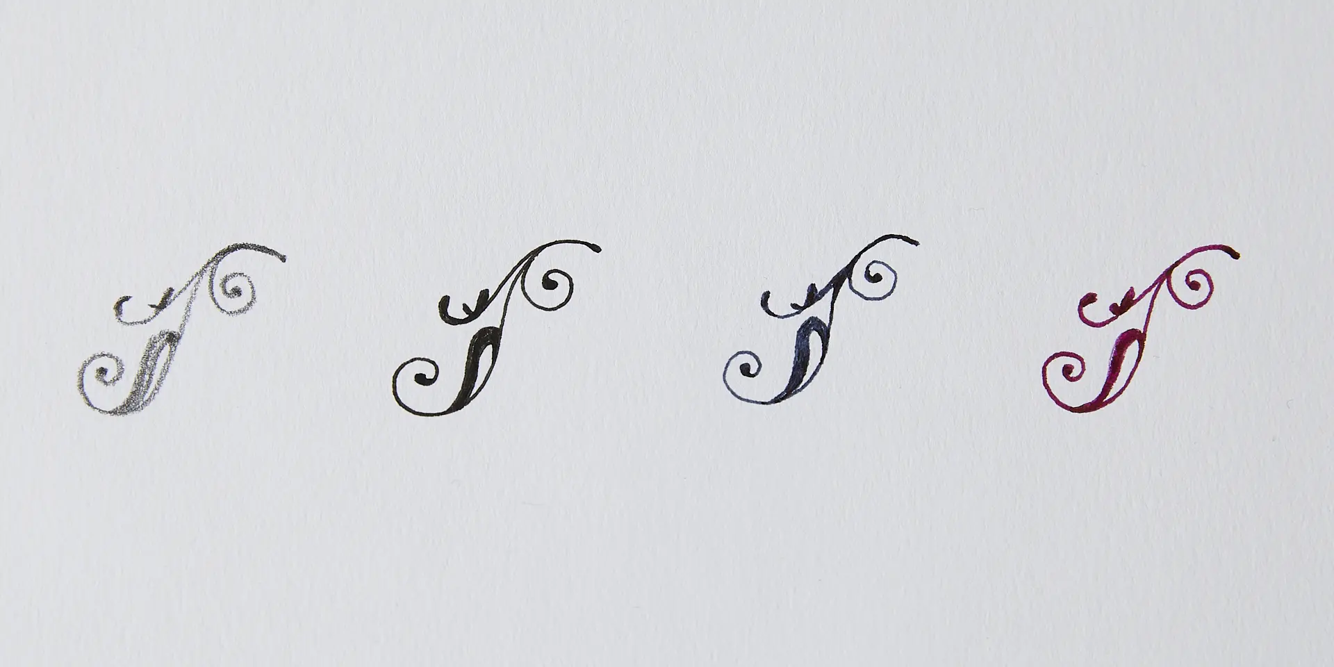 左から鉛筆・水性ペン・万年筆・ガラスペン