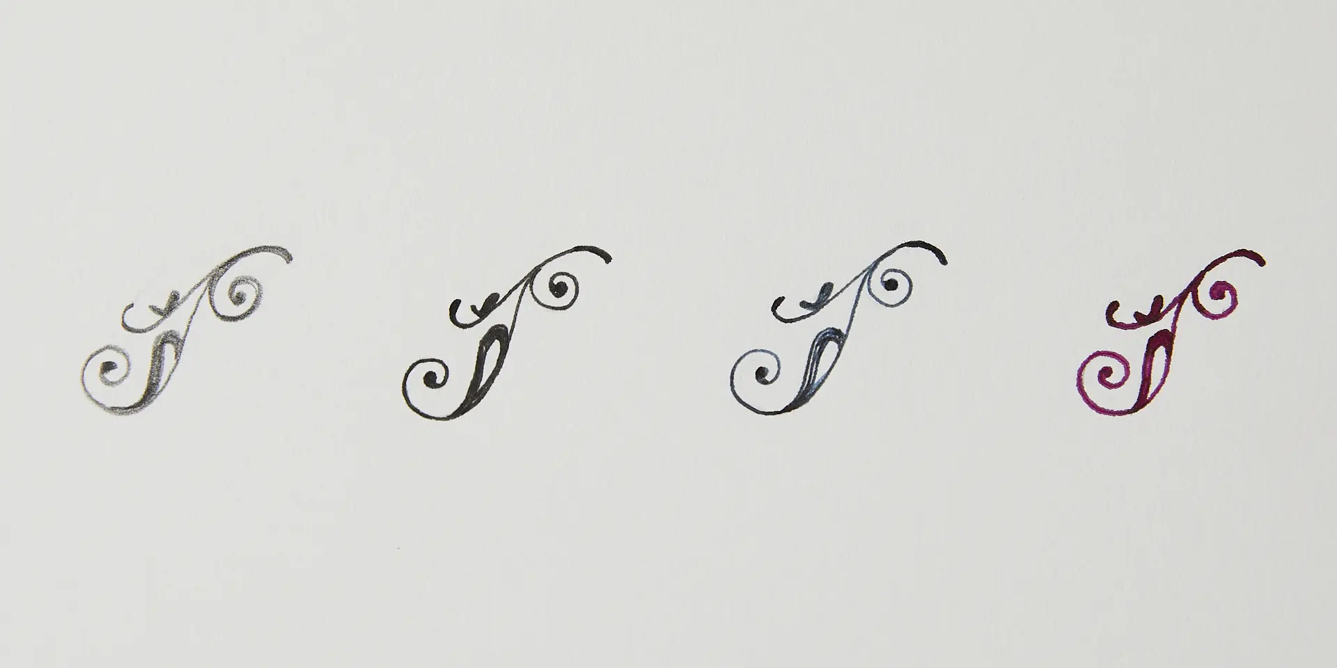 左から鉛筆・水性ペン・万年筆・ガラスペン